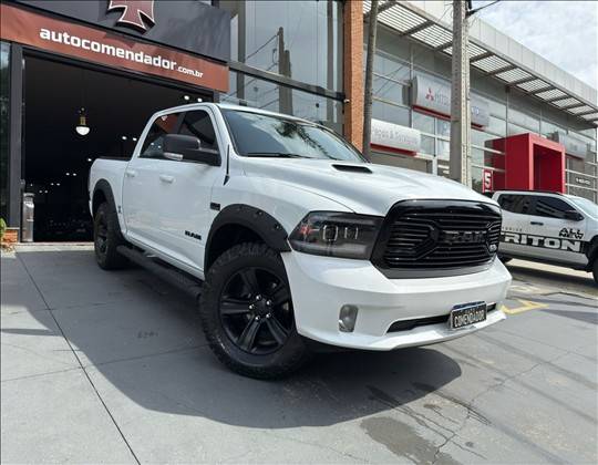 RAM CLASSIC 5.7 V8 GASOLINA LARAMIE NIGHT EDITION CD 4X4 AUTOMÁTICO